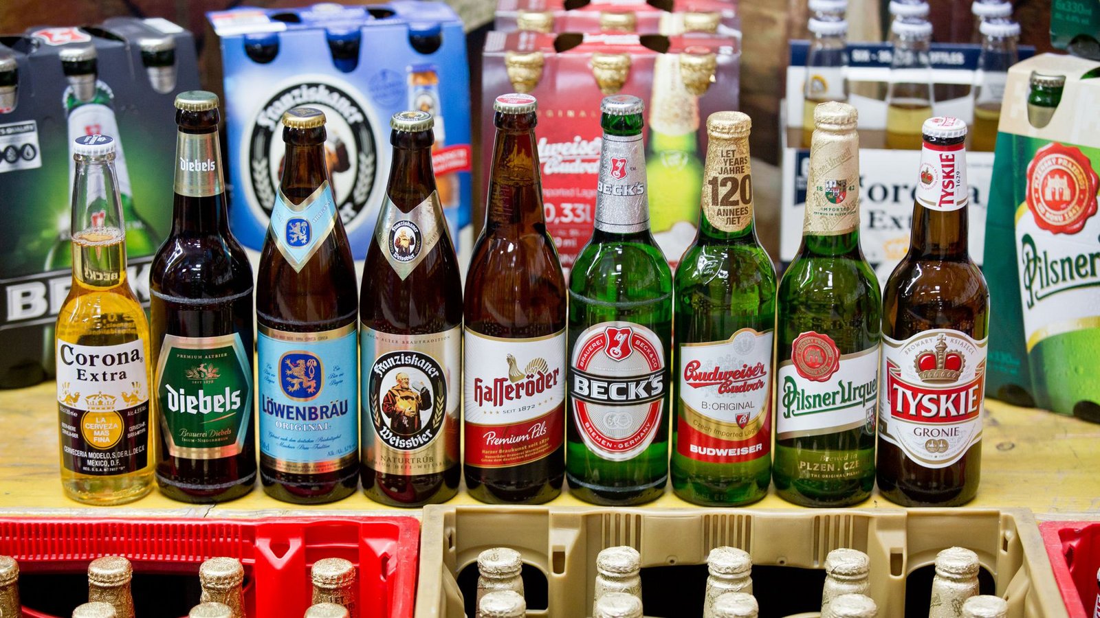 Bierflaschen-Sortiment von InBev.Foto: dpa