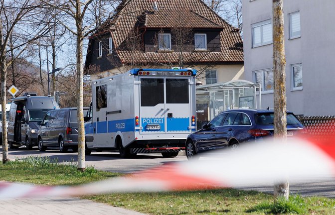 Bei einer Durchsuchung im Auftrag der Bundesanwaltschaft ist im baden-württembergischen Reutlingen ein Beamter eines Spezialeinsatzkommandos (SEK) durch einen Schuss verletzt worden.<span class='image-autor'>Foto: dpa/Julian Rettig</span>