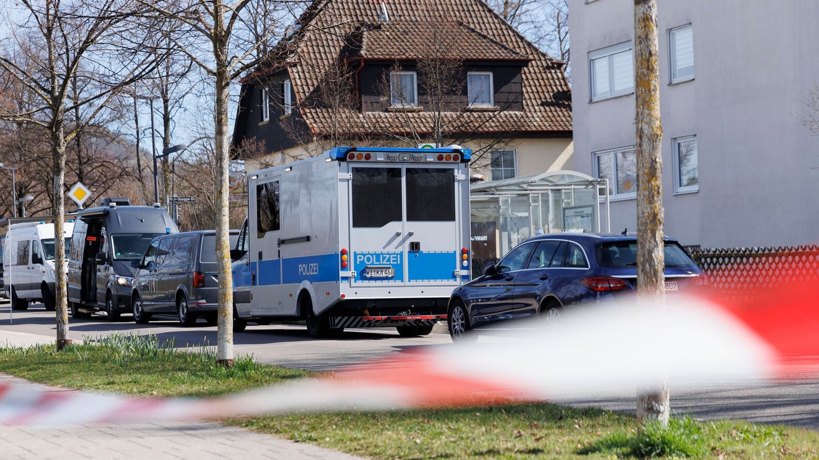 Bei einer Durchsuchung im Auftrag der Bundesanwaltschaft ist im baden-württembergischen Reutlingen ein Beamter eines Spezialeinsatzkommandos (SEK) durch einen Schuss verletzt worden.Foto: dpa/Julian Rettig Bei einer Durchsuchung im Auftrag der Bundesanwaltschaft ist im baden-württembergischen Reutlingen ein Beamter eines Spezialeinsatzkommandos (SEK) durch einen Schuss verletzt worden.Foto: dpa/Julian Rettig