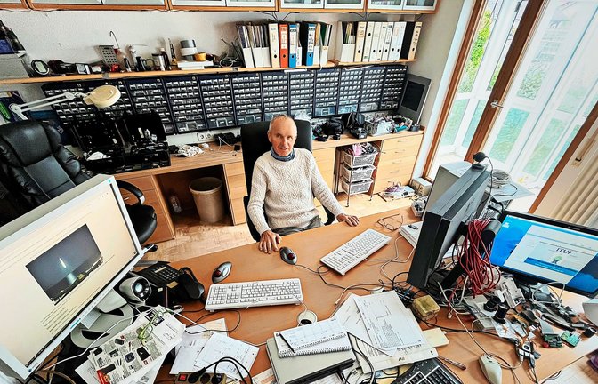 Fleißarbeit: Jeden Morgen  sichtet Gerhard Gröschel die Videoaufzeichnungen, die seine Kameras während der vergangenen 24 Stunden vom Dach seines Hauses aus gemacht haben.<span class='image-autor'>Foto: Martin Tschepe</span>