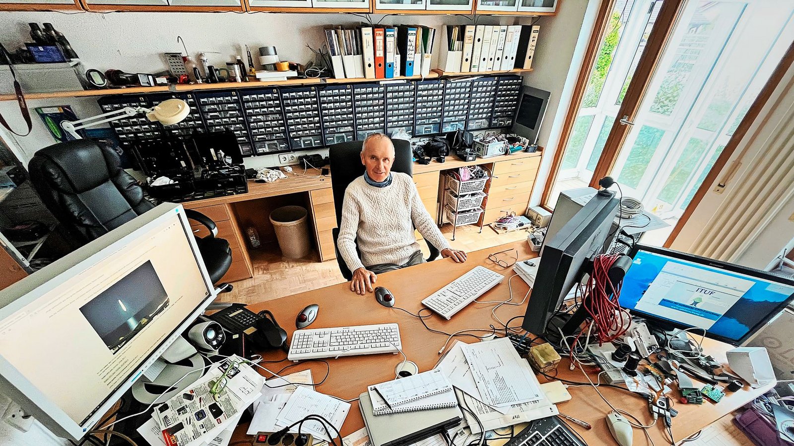 Fleißarbeit: Jeden Morgen sichtet Gerhard Gröschel die Videoaufzeichnungen, die seine Kameras während der vergangenen 24 Stunden vom Dach seines Hauses aus gemacht haben.Foto: Martin Tschepe Fleißarbeit: Jeden Morgen sichtet Gerhard Gröschel die Videoaufzeichnungen, die seine Kameras während der vergangenen 24 Stunden vom Dach seines Hauses aus gemacht haben.Foto: Martin Tschepe