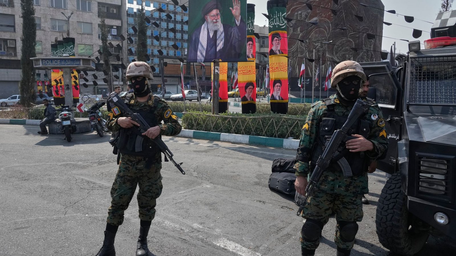 Die Sicherheitskräfte im Iran spielen eine gewichtige Rolle bei der Machtverteilung. (Archivbild)Foto: Vahid Salemi/AP/dpa