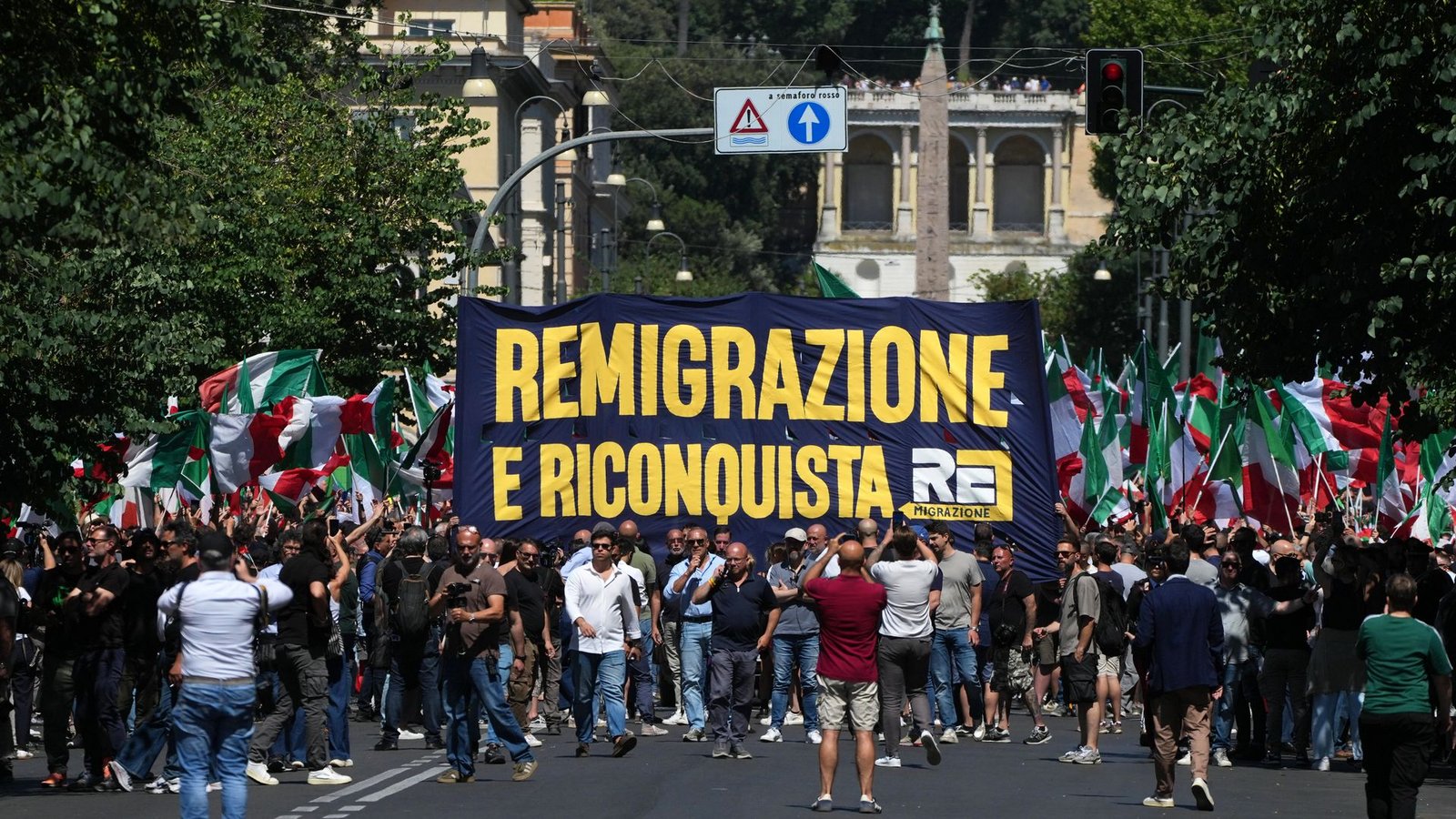 Eine von rechtsextremen Gruppen organisierte Demonstration findet in Rom statt.Foto: Gregorio Borgia/AP/dpa