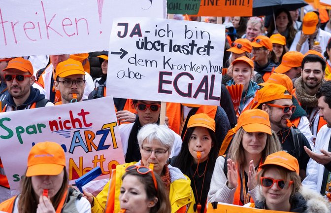 Teilnehmerinnen und Teilnehmer des Warnstreiks in München.<span class='image-autor'>Foto: Sven Hoppe/dpa</span>