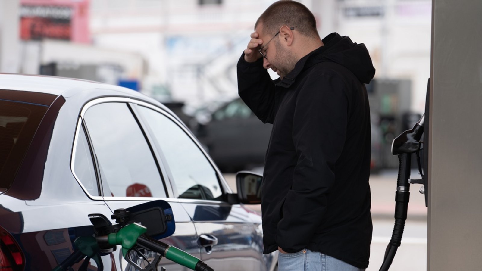 Trotz Waffenruhe wird der Sprit an den deutschen Tankstellen nicht günstiger. Aber was ist der Grund? Alles Wichtige hier im Überblick.Foto: RuslanMN / Shutterstock.com