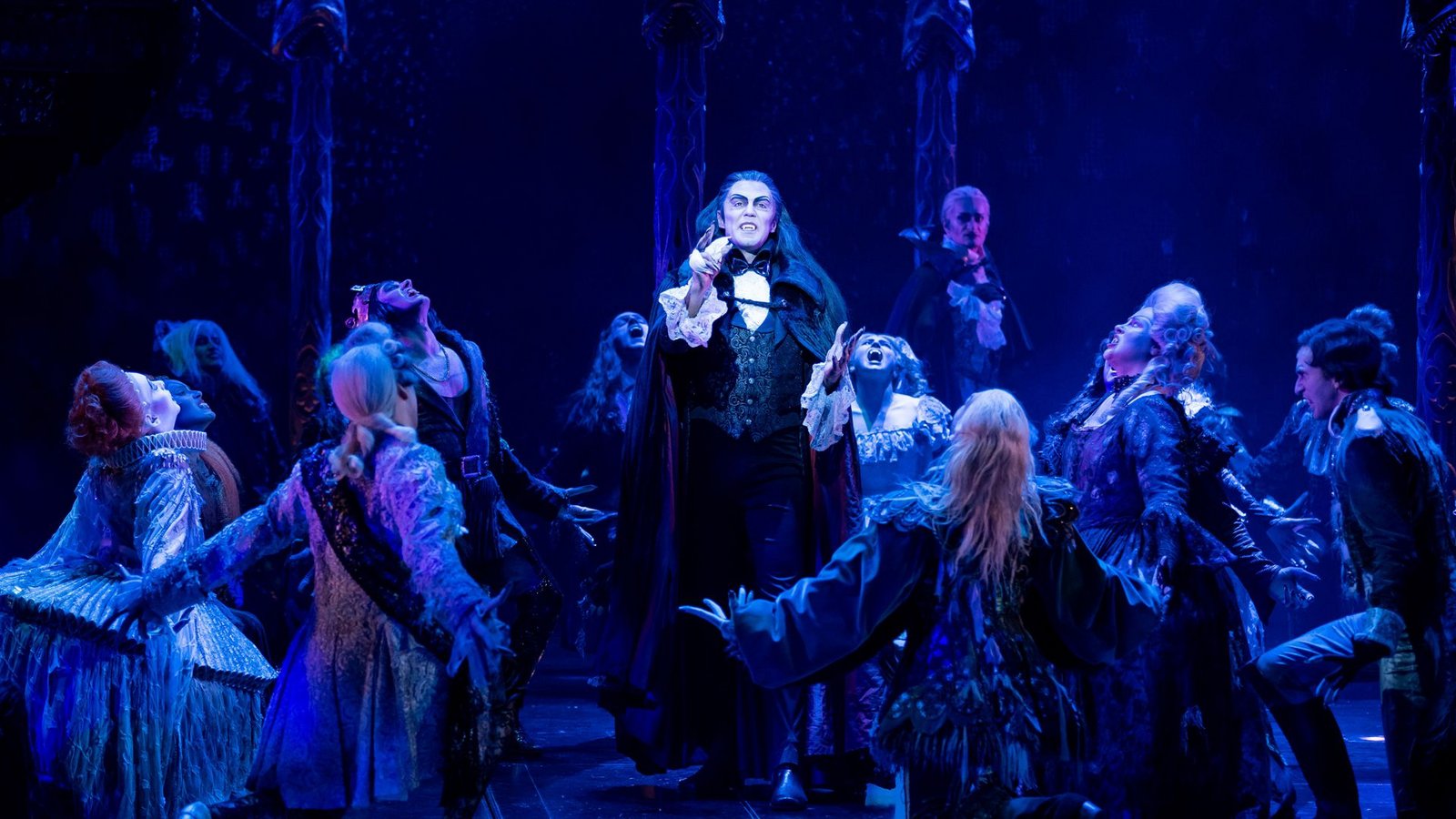 2022: Tanzsaalszene im Filippo Strocchi als Graf von KrolockFoto: Stage Entertainment/Jan Potente 2022: Tanzsaalszene im Filippo Strocchi als Graf von KrolockFoto: Stage Entertainment/Jan Potente