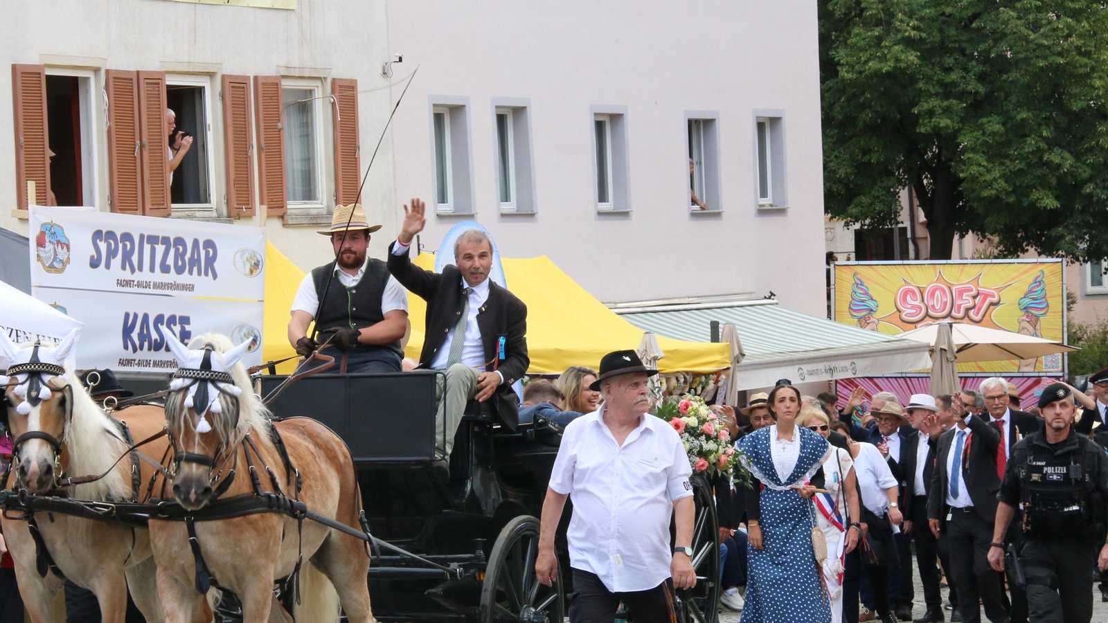Polizeibegleitung beim Festumzug. Foto: Mross Polizeibegleitung beim Festumzug. Foto: Mross