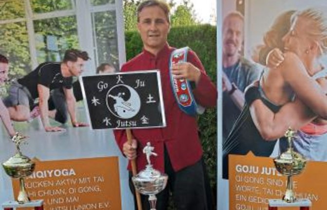 Haubennestel mit den Pokalen und Medaillen, die er 2019 schon gewonnen hat. Foto: privat
