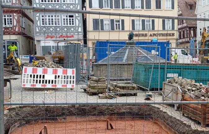 Die Pflanzgrube für die Silberlinde beim Rathaus ist mit Baumsubstrat gefüllt.