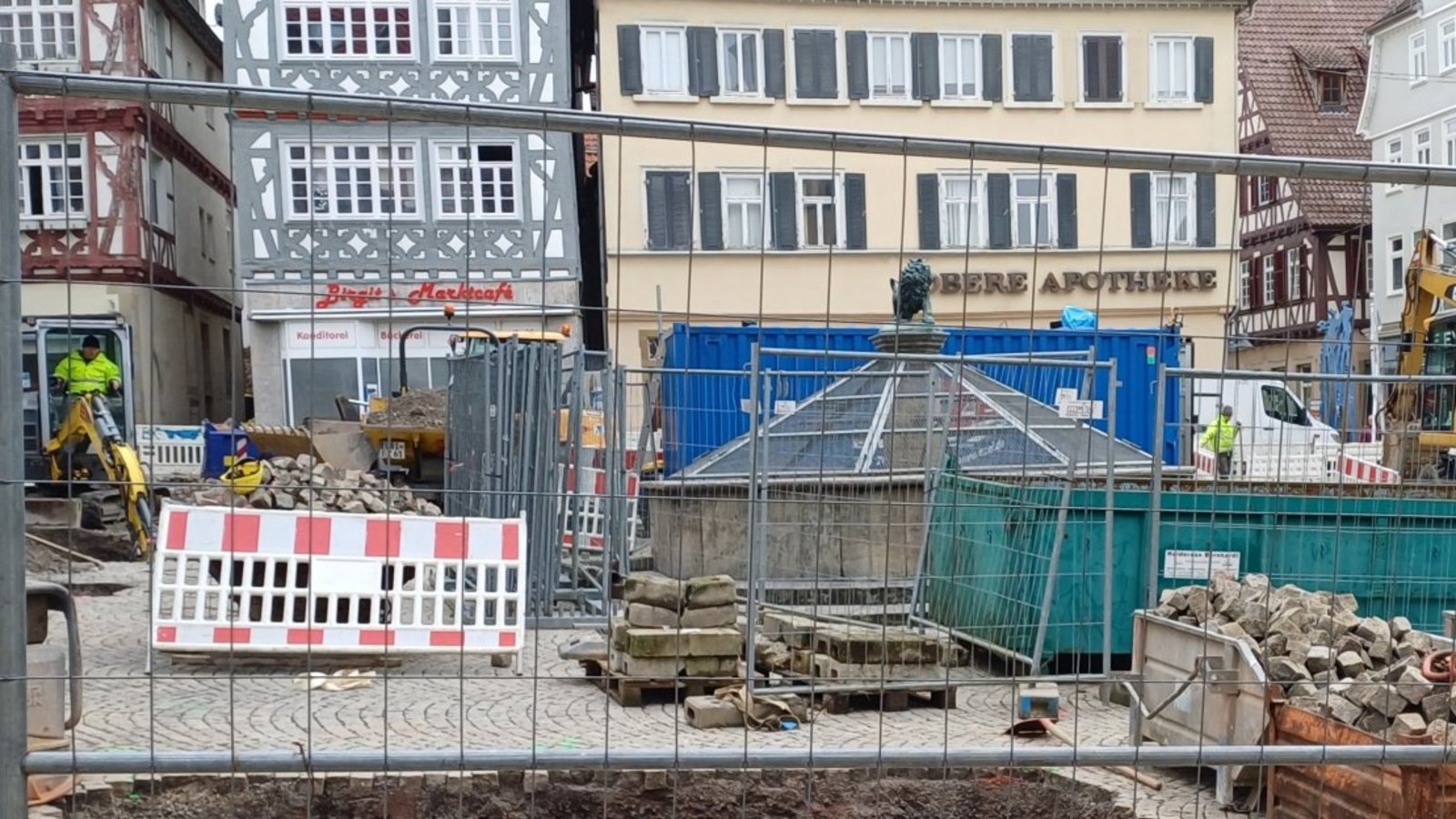 Die Pflanzgrube für die Silberlinde beim Rathaus ist mit Baumsubstrat gefüllt.