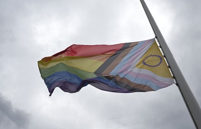 Vor dem Haus der Kulturen der Welt weht eine Progress-Pride-Flagge auf Halbmast. Auch in Baden-Württemberg ist die Anteilnahme groß.<span class='image-autor'>Markus Lenhardt/dpa</span>