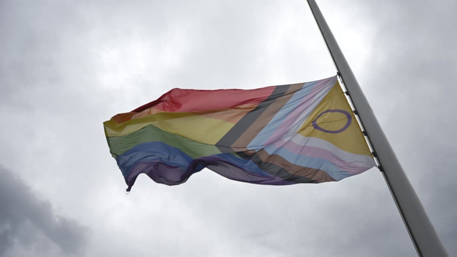 Vor dem Haus der Kulturen der Welt weht eine Progress-Pride-Flagge auf Halbmast. Auch in Baden-Württemberg ist die Anteilnahme groß.Markus Lenhardt/dpa
