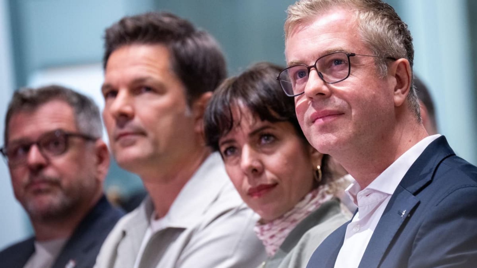 Von links nach rechts: Werner Graf (Grüne), Steffen Krach (SPD), Elif Eralp (Linke), Stefan Evers (CDU).Sebastian Christoph Gollnow/dpa Von links nach rechts: Werner Graf (Grüne), Steffen Krach (SPD), Elif Eralp (Linke), Stefan Evers (CDU).Sebastian Christoph Gollnow/dpa