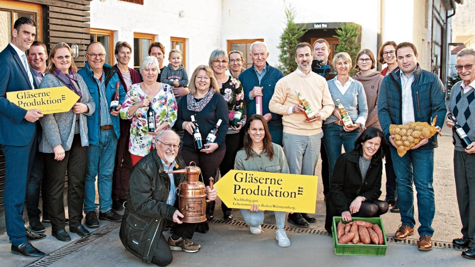 Dezernet Christian Sußner (links) mit den Teilnehmern der Gläsernen Produktion 2019. Foto: LL Dezernet Christian Sußner (links) mit den Teilnehmern der Gläsernen Produktion 2019. Foto: LL