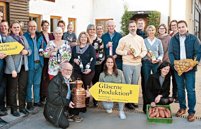 Dezernet Christian Sußner (links) mit den Teilnehmern der Gläsernen Produktion 2019. Foto: LL