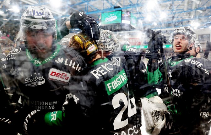 Unbändiger Jubel bei den Spielern der Bietigheim Steelers über den EInzug ins Halbfinale der Playoffs. Archivfoto: Baumann