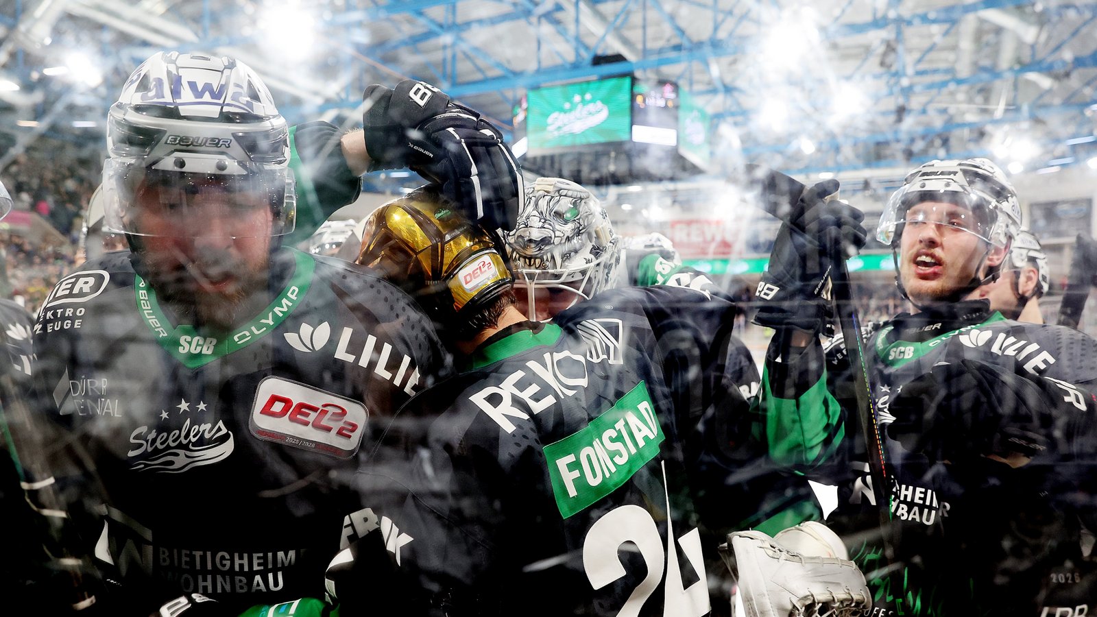 Unbändiger Jubel bei den Spielern der Bietigheim Steelers über den EInzug ins Halbfinale der Playoffs. Archivfoto: Baumann Unbändiger Jubel bei den Spielern der Bietigheim Steelers über den EInzug ins Halbfinale der Playoffs. Archivfoto: Baumann
