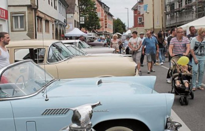 Die Hauptstraße in Sachsenheim mit den US-Cars. Fotos: Pfisterer