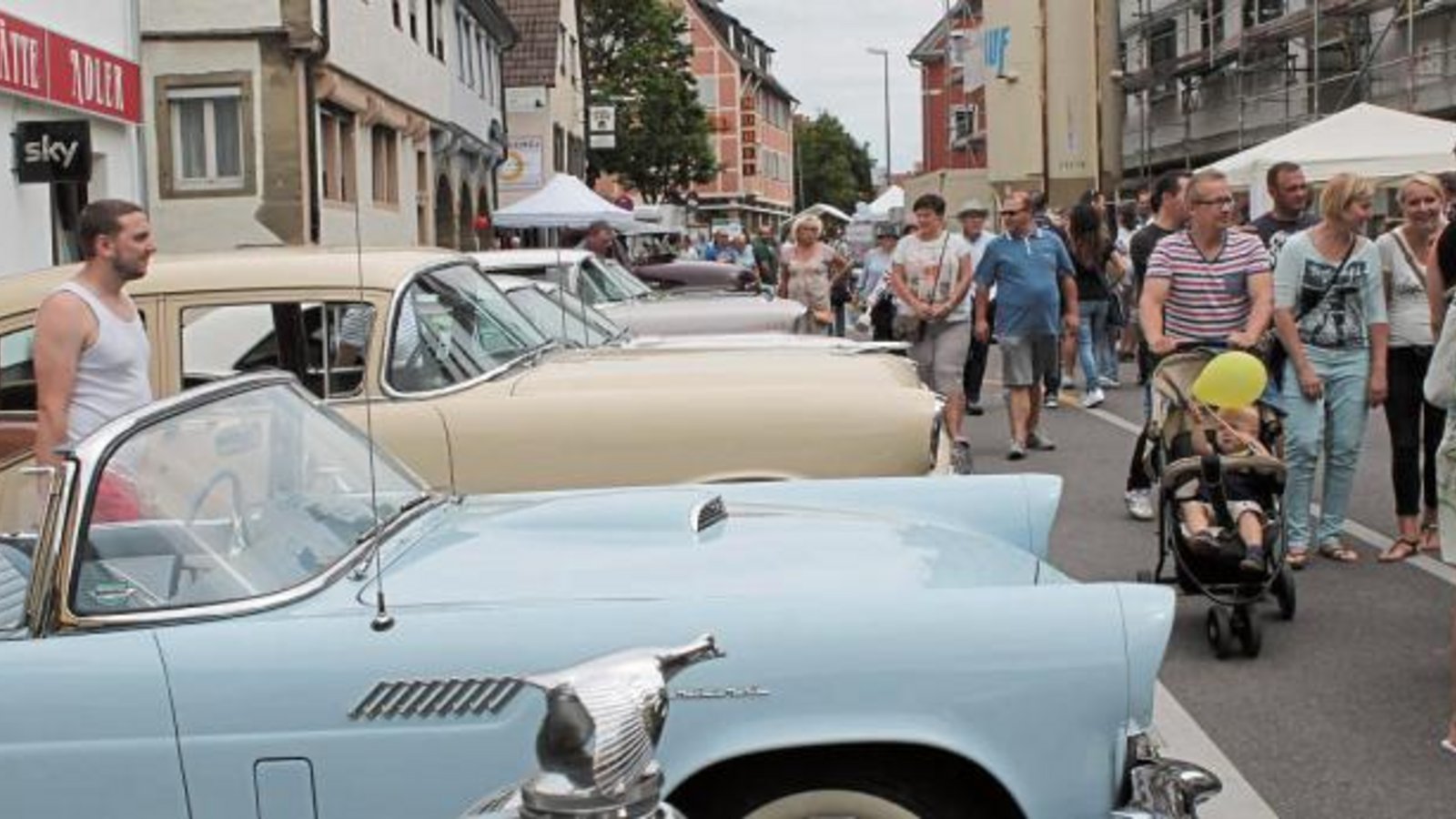 Die Hauptstraße in Sachsenheim mit den US-Cars. Fotos: Pfisterer Die Hauptstraße in Sachsenheim mit den US-Cars. Fotos: Pfisterer