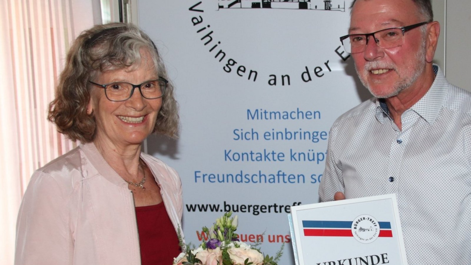 Gisela Baum wurde bei der Hauptversammlung des Bürger-Treffs zum Ehrenmitglied ernannt. Vorsitzender Klaus-Peter Hilgers gratuliert.  Fotos: Arning/p