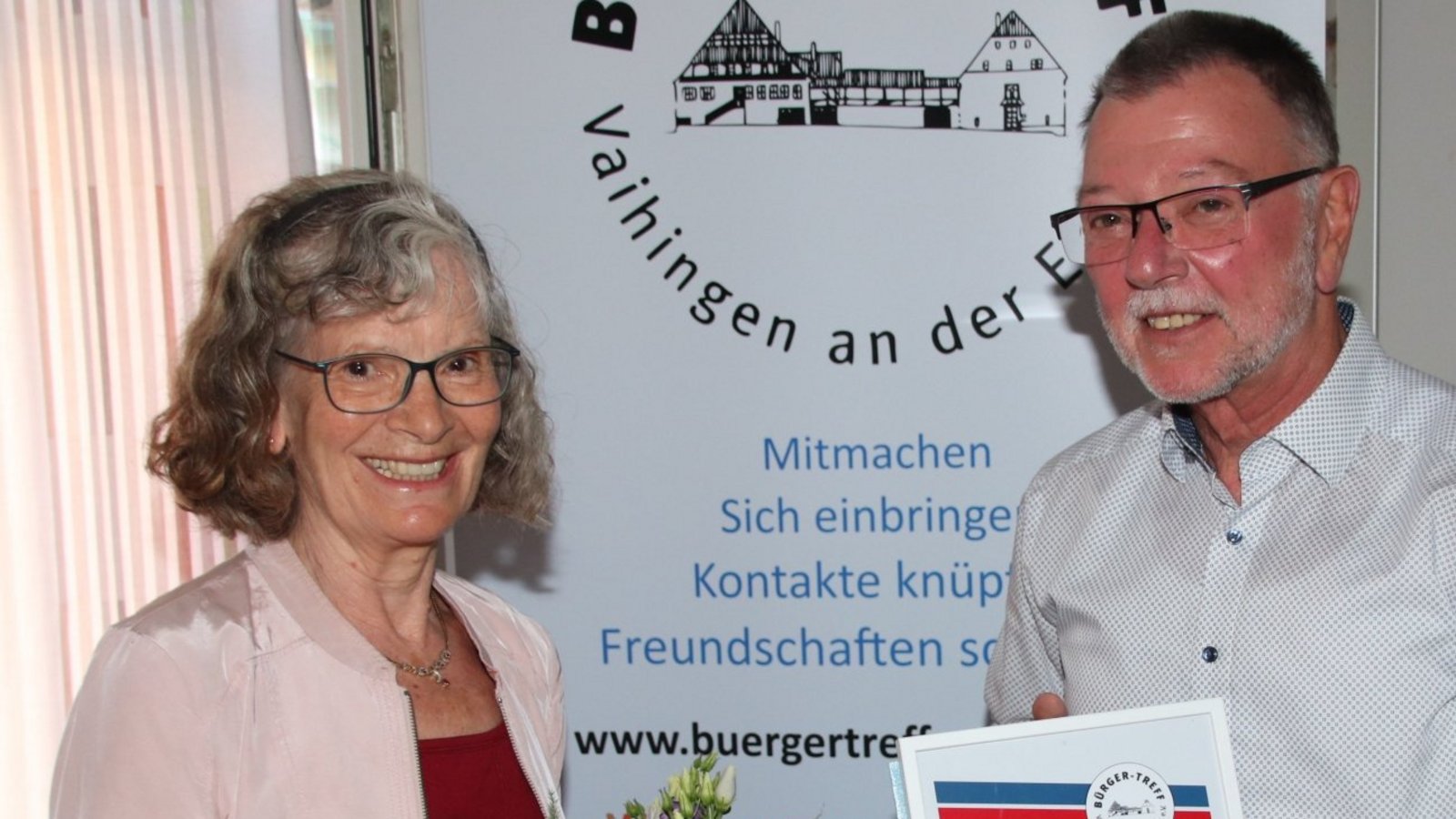 Gisela Baum wurde bei der Hauptversammlung des Bürger-Treffs zum Ehrenmitglied ernannt. Vorsitzender Klaus-Peter Hilgers gratuliert.  Fotos: Arning/p