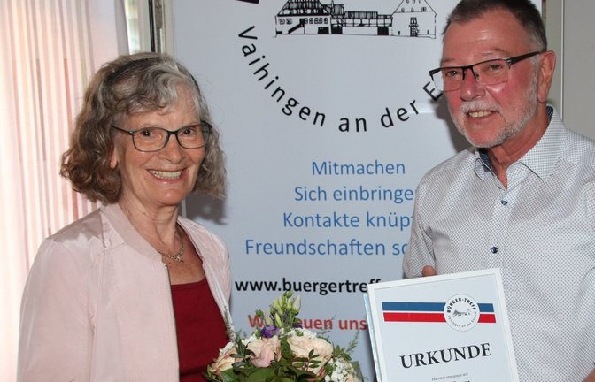 Gisela Baum wurde bei der Hauptversammlung des Bürger-Treffs zum Ehrenmitglied ernannt. Vorsitzender Klaus-Peter Hilgers gratuliert.  <span class='image-autor'>Fotos: Arning/p</span>