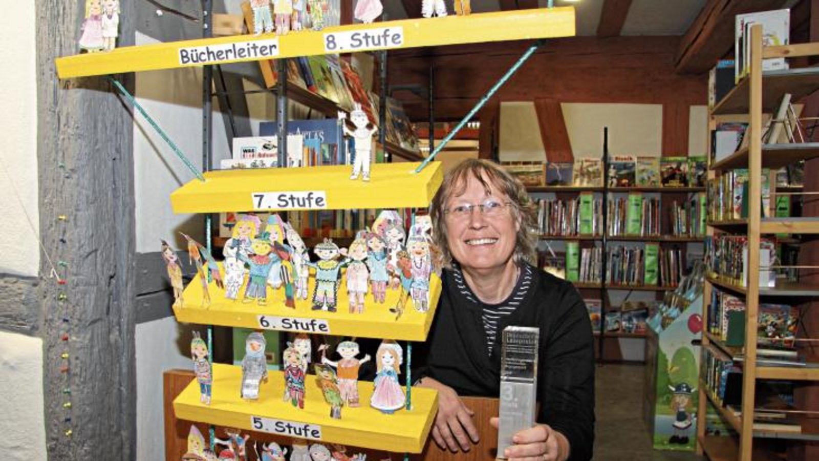 Freut sich über die Auszeichnung: Lucia Häcker und ihre Bücherleiter. Foto: Banholzer Freut sich über die Auszeichnung: Lucia Häcker und ihre Bücherleiter. Foto: Banholzer