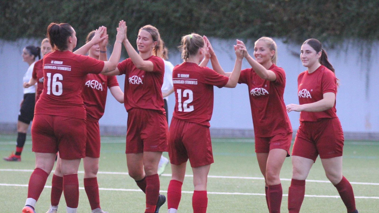 Riesenjubel beim SV Horrheim: Beide Teams stehen im Pokal-Halbfinale. Archivfoto: Dittrich Riesenjubel beim SV Horrheim: Beide Teams stehen im Pokal-Halbfinale. Archivfoto: Dittrich