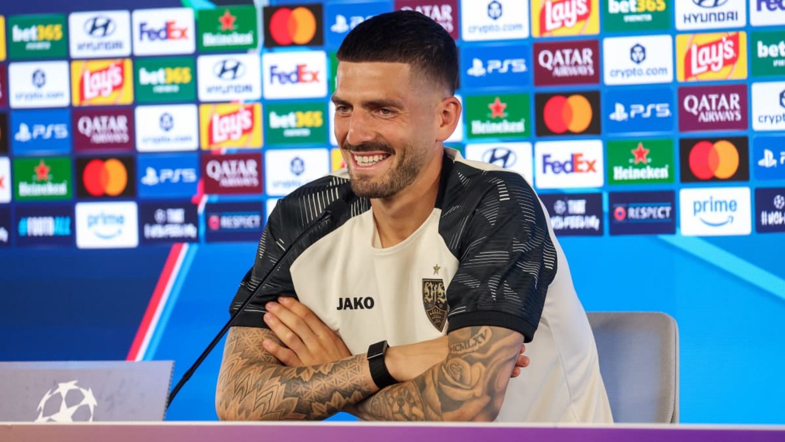 Fabian Bredlow hat gut lachen: Nach der Verletzung von Dennis Seimen ist er derzeit die Nummer eins im VfB-Tor.Baumann/Julia Rahn Fabian Bredlow hat gut lachen: Nach der Verletzung von Dennis Seimen ist er derzeit die Nummer eins im VfB-Tor.Baumann/Julia Rahn