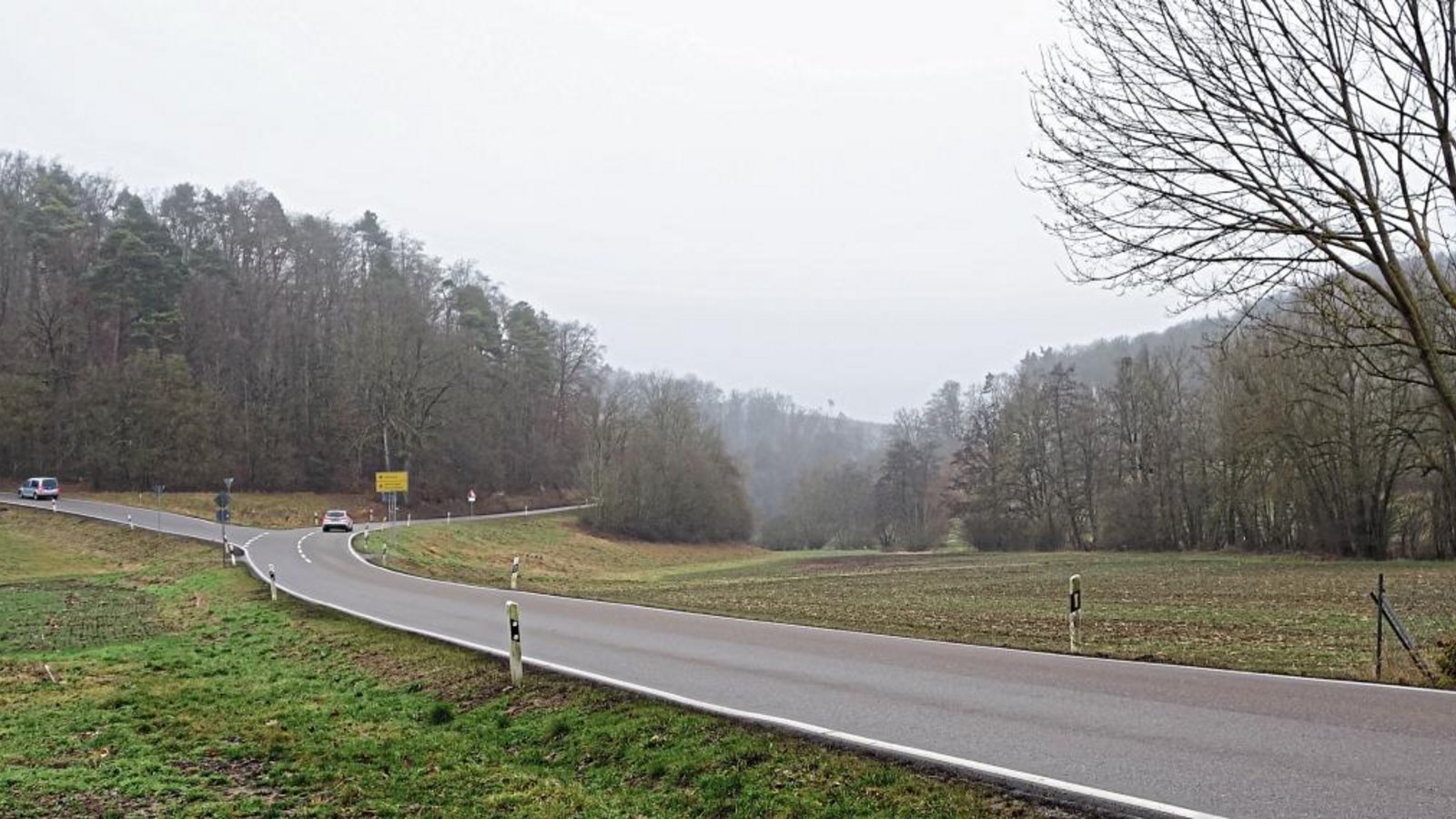 In Blickrichtung rechts von der Kreisstraße 1688, ungefähr in Höhe des Abzweigs nach Heimerdingen, wird der Hauptdamm beginnen, sich in einer Länge von rund 100 Metern nach Westen ziehen und den Strudelbach kreuzen. Foto: Rücker In Blickrichtung rechts von der Kreisstraße 1688, ungefähr in Höhe des Abzweigs nach Heimerdingen, wird der Hauptdamm beginnen, sich in einer Länge von rund 100 Metern nach Westen ziehen und den Strudelbach kreuzen. Foto: Rücker