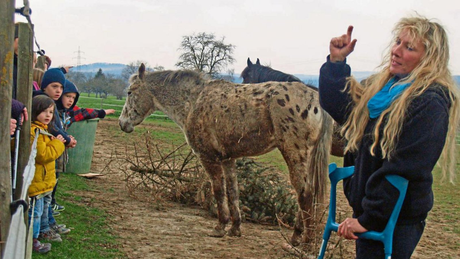 Felicia Ruhland beim Rundgang auf der Pferdekoppel. Foto: Filitz