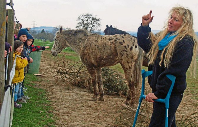 Felicia Ruhland beim Rundgang auf der Pferdekoppel. Foto: Filitz