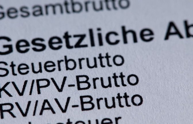 Die Einträge zur Krankenversicherung sind auf einer Gehaltsabrechnung zu sehen (Symbolbild).<span class='image-autor'>Jens Büttner/dpa</span>