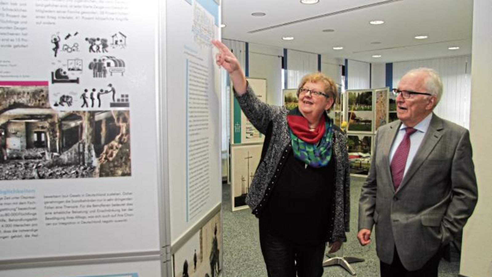Margrit Gaupp von der Gemeindeverwaltung und der stellvertretende Bürgermeister Winfried Scheuermann haben die Ausstellung gestern eröffnet. Foto: Banholzer Margrit Gaupp von der Gemeindeverwaltung und der stellvertretende Bürgermeister Winfried Scheuermann haben die Ausstellung gestern eröffnet. Foto: Banholzer
