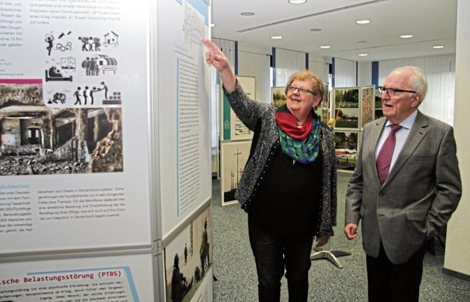 Margrit Gaupp von der Gemeindeverwaltung und der stellvertretende Bürgermeister Winfried Scheuermann haben die Ausstellung gestern eröffnet.  Foto: Banholzer