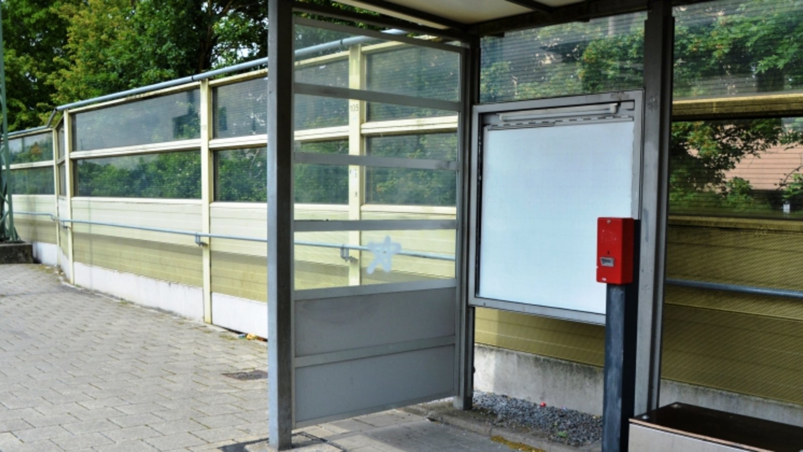 Bahnhof Illingen abgebauter Fahrkartenautomat Verkehr ÖPNV