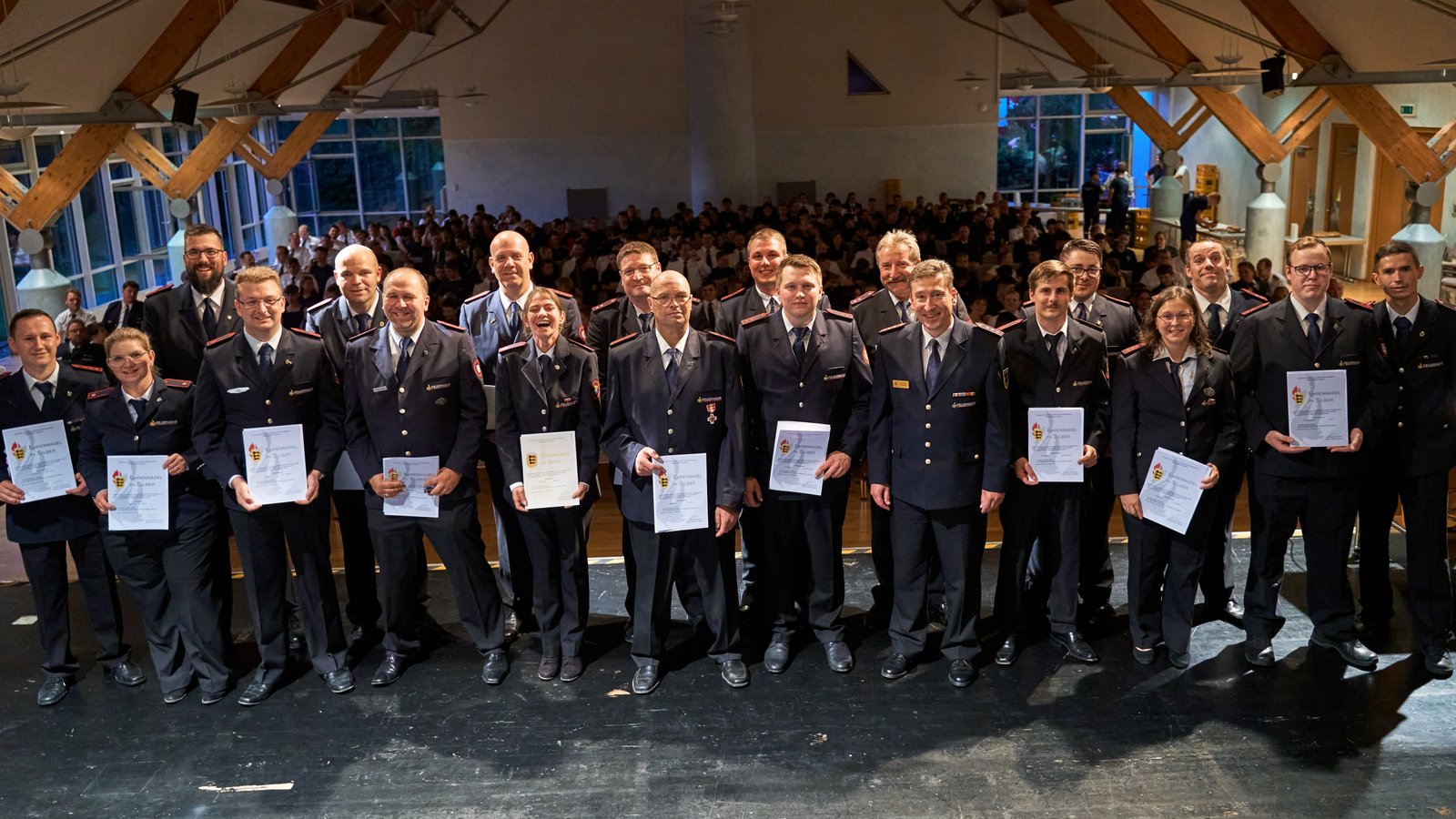 Mit Ehrennadeln und Urkunden werden die Leistungen verdienter Mitglieder der Kreisjugendfeuerwehr gewürdigt.  Foto: p