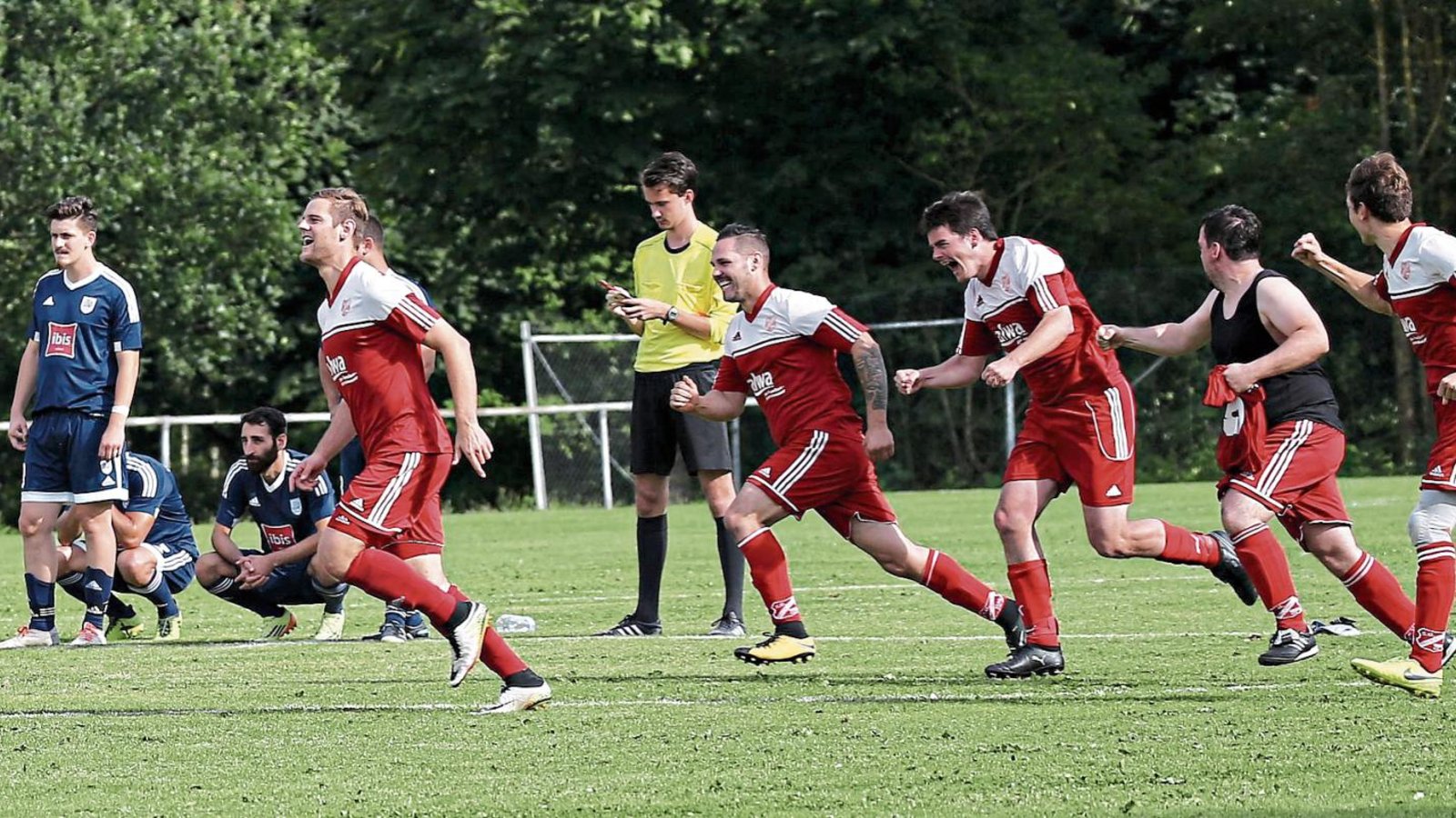Der letzte Elfmeter ist verwandelt, die SGM Hohenhaslach/Freudental wieder in der A-Klasse angekommen. Die Mannschaft stürmt jubelnd los, die Hellas-Kicker (in Blau) steigen ab. Fotos: Küppers Der letzte Elfmeter ist verwandelt, die SGM Hohenhaslach/Freudental wieder in der A-Klasse angekommen. Die Mannschaft stürmt jubelnd los, die Hellas-Kicker (in Blau) steigen ab. Fotos: Küppers