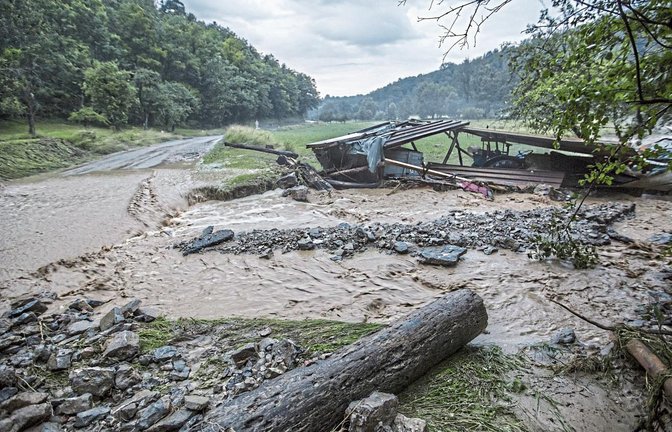 Zwischen Eberdingen und Riet brechen sich die Wassermassen Bahn – übrig bleibt Verwüstung. Fotos: 7aktuell/Adomat (2)/Bögel