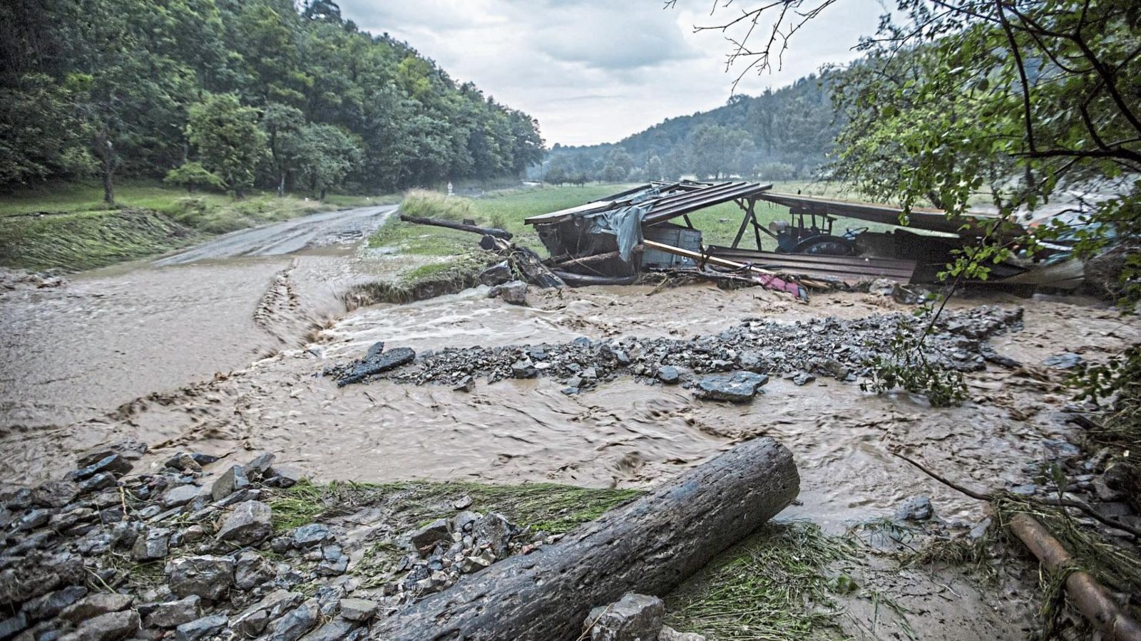 Zwischen Eberdingen und Riet brechen sich die Wassermassen Bahn – übrig bleibt Verwüstung. Fotos: 7aktuell/Adomat (2)/Bögel