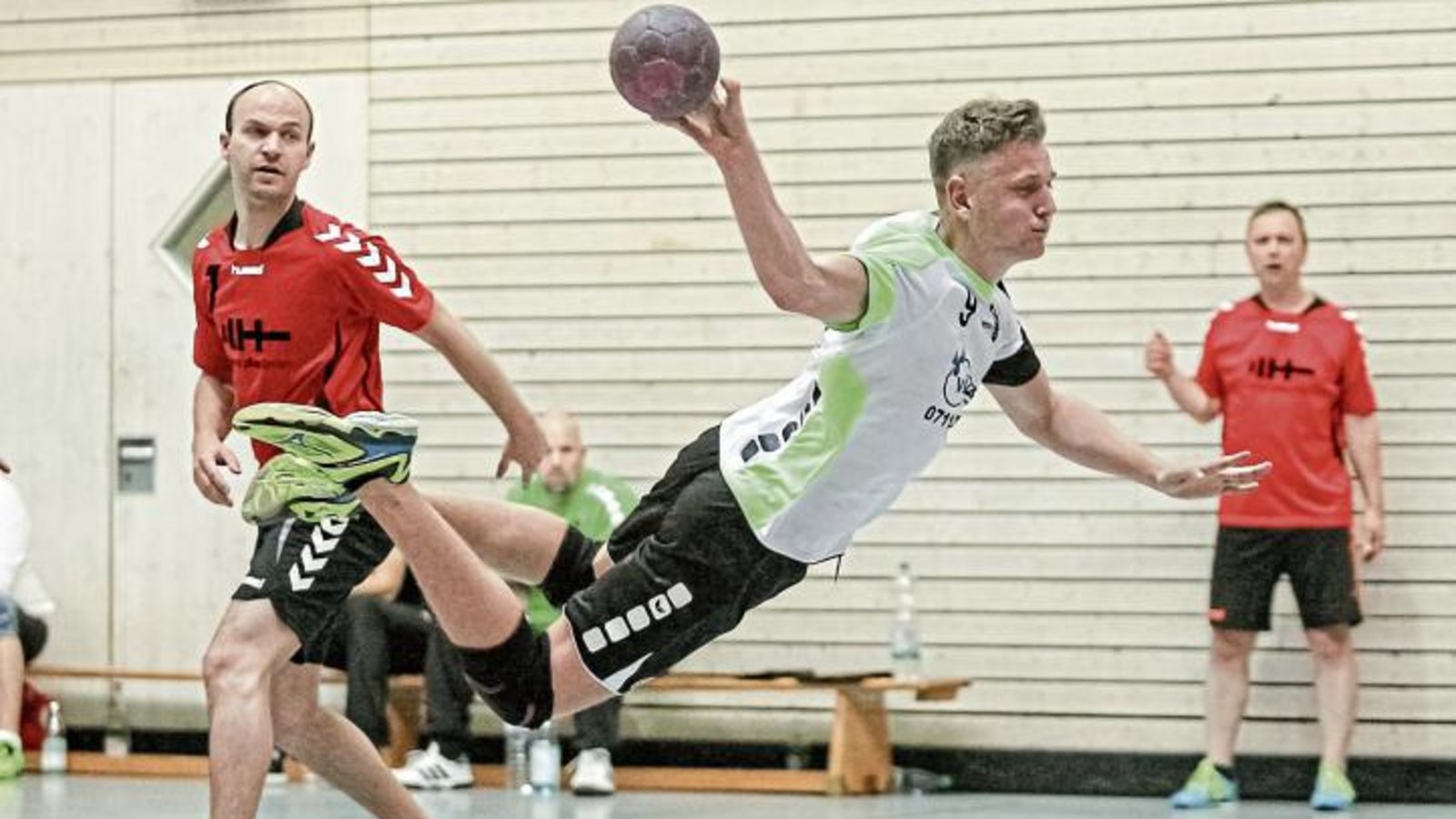 Jens Gergen trägt sieben Treffer zum 29:18-Sieg des TSV Oberriexingen teil. Foto: Simecek Jens Gergen trägt sieben Treffer zum 29:18-Sieg des TSV Oberriexingen teil. Foto: Simecek