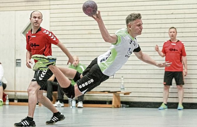 Jens Gergen trägt sieben Treffer zum 29:18-Sieg des TSV Oberriexingen teil.  Foto: Simecek
