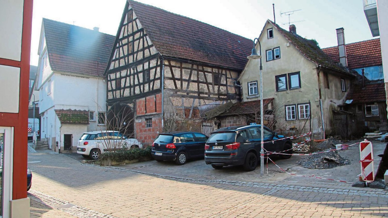 Das Gebäudeensemble in der Oberen Gasse hinter dem Bürgeramt in Oberriexingen. Bei den Bürgern gibt es eine Kontroverse um die Nutzung. Fotos: Gergen Das Gebäudeensemble in der Oberen Gasse hinter dem Bürgeramt in Oberriexingen. Bei den Bürgern gibt es eine Kontroverse um die Nutzung. Fotos: Gergen