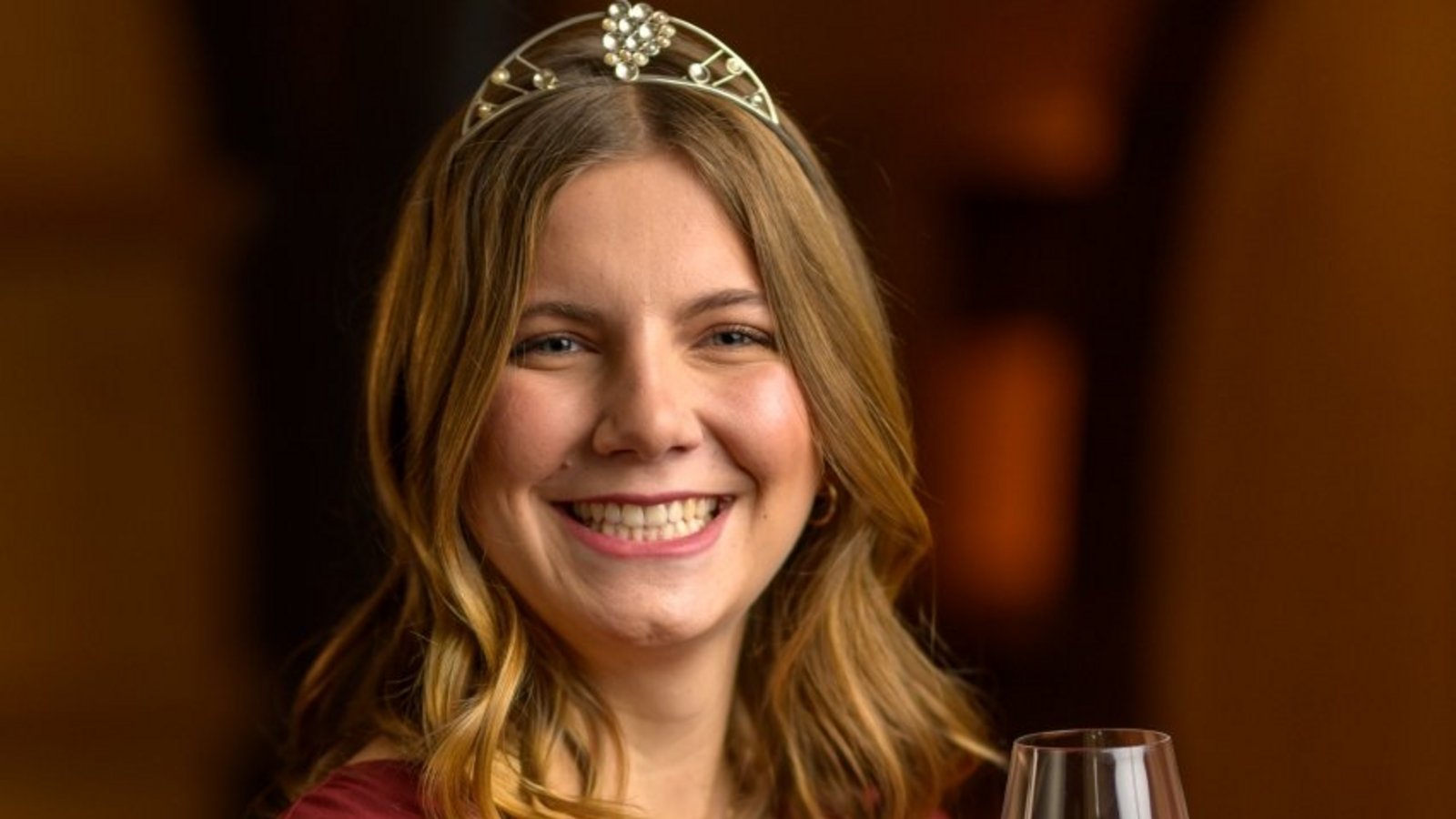 Jule Mayr, hier mit der Krone der Weinprinzessin, eröffnet ein neues Weingut.   Archivfoto: p