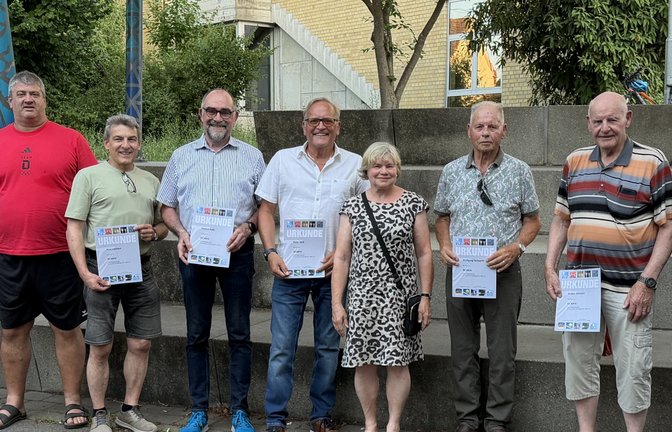 Ehrende und Geehrte (von links): Matthias Schwarz, Ralf Hofmann, Markus Knodel, Arne Schieber, Helmut Rath, Peter Beck, Susanne Merz-Strübel, Wolfgang Holzapfel, Walter Sämann, Nadine Knodel und Frank Hertfelder. <span class='image-autor'>Foto: p</span>