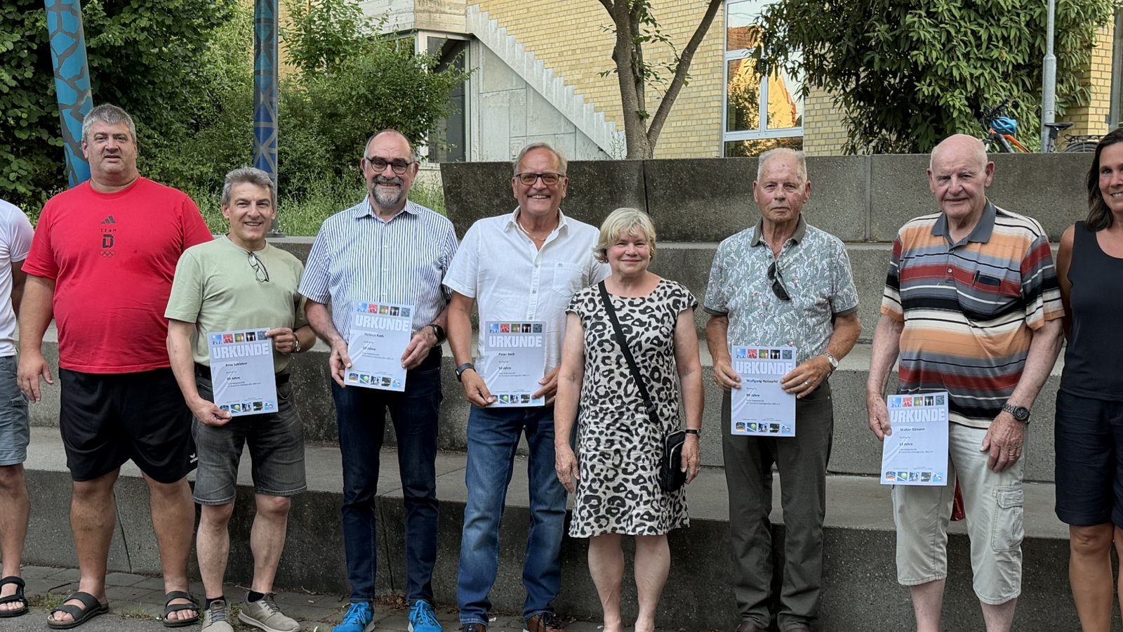 Ehrende und Geehrte (von links): Matthias Schwarz, Ralf Hofmann, Markus Knodel, Arne Schieber, Helmut Rath, Peter Beck, Susanne Merz-Strübel, Wolfgang Holzapfel, Walter Sämann, Nadine Knodel und Frank Hertfelder. Foto: p Ehrende und Geehrte (von links): Matthias Schwarz, Ralf Hofmann, Markus Knodel, Arne Schieber, Helmut Rath, Peter Beck, Susanne Merz-Strübel, Wolfgang Holzapfel, Walter Sämann, Nadine Knodel und Frank Hertfelder. Foto: p
