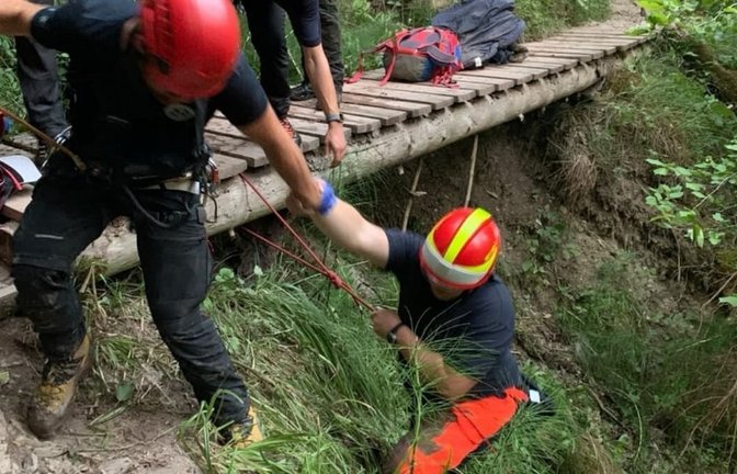 Eine Touristin ist in der Wutachschlucht bei Löffingen sieben Meter tief gestürzt und wurde dabei schwer verletzt.<span class='image-autor'>Handout/Bergwacht Schwarzwald/dpa</span>