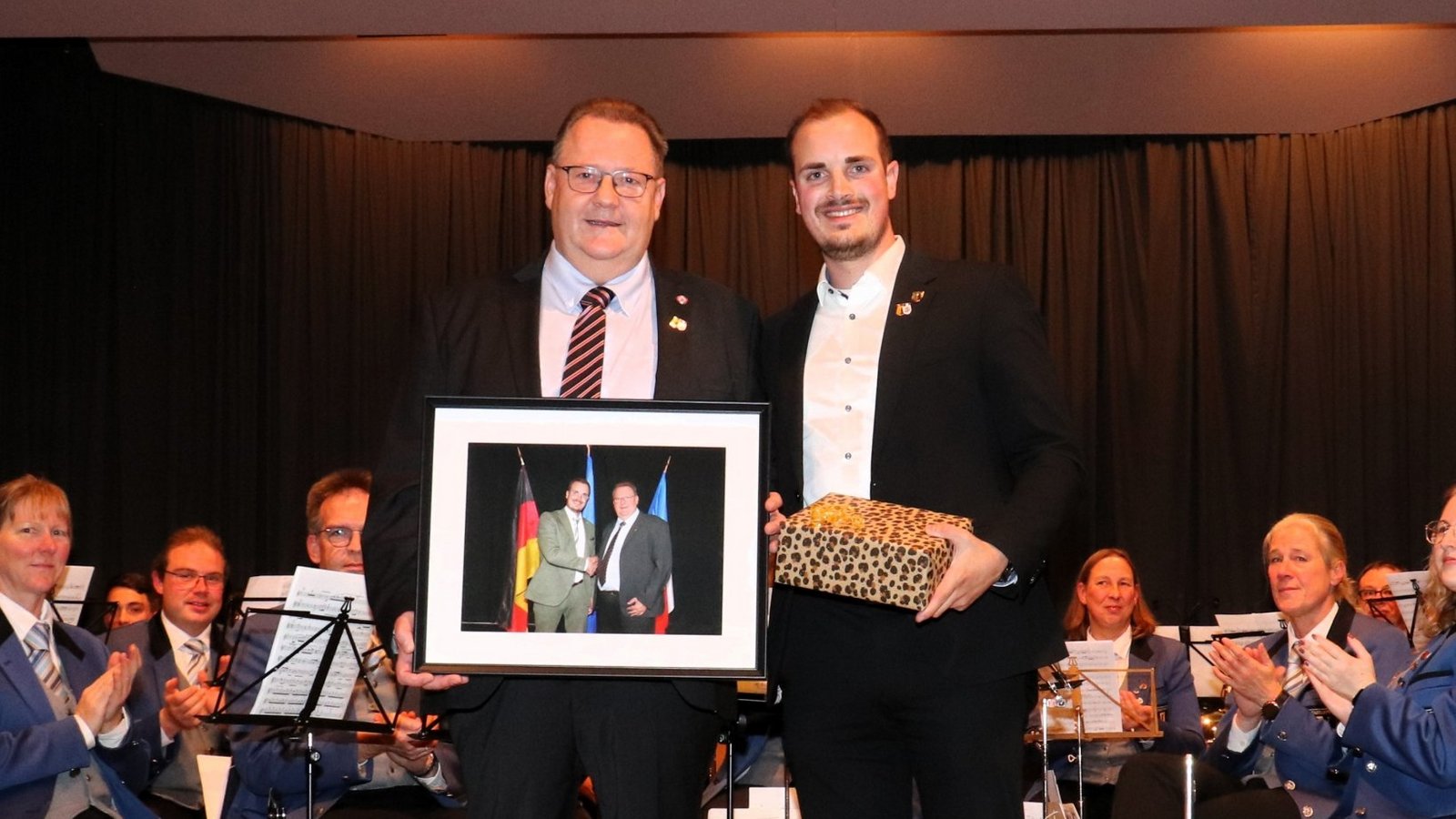 Ron Keller (rechts) und seinen französischen Amtskollegen Matthieu Laurent verbindet eine grenzübergreifende Freundschaft. Foto: Gergen Ron Keller (rechts) und seinen französischen Amtskollegen Matthieu Laurent verbindet eine grenzübergreifende Freundschaft. Foto: Gergen