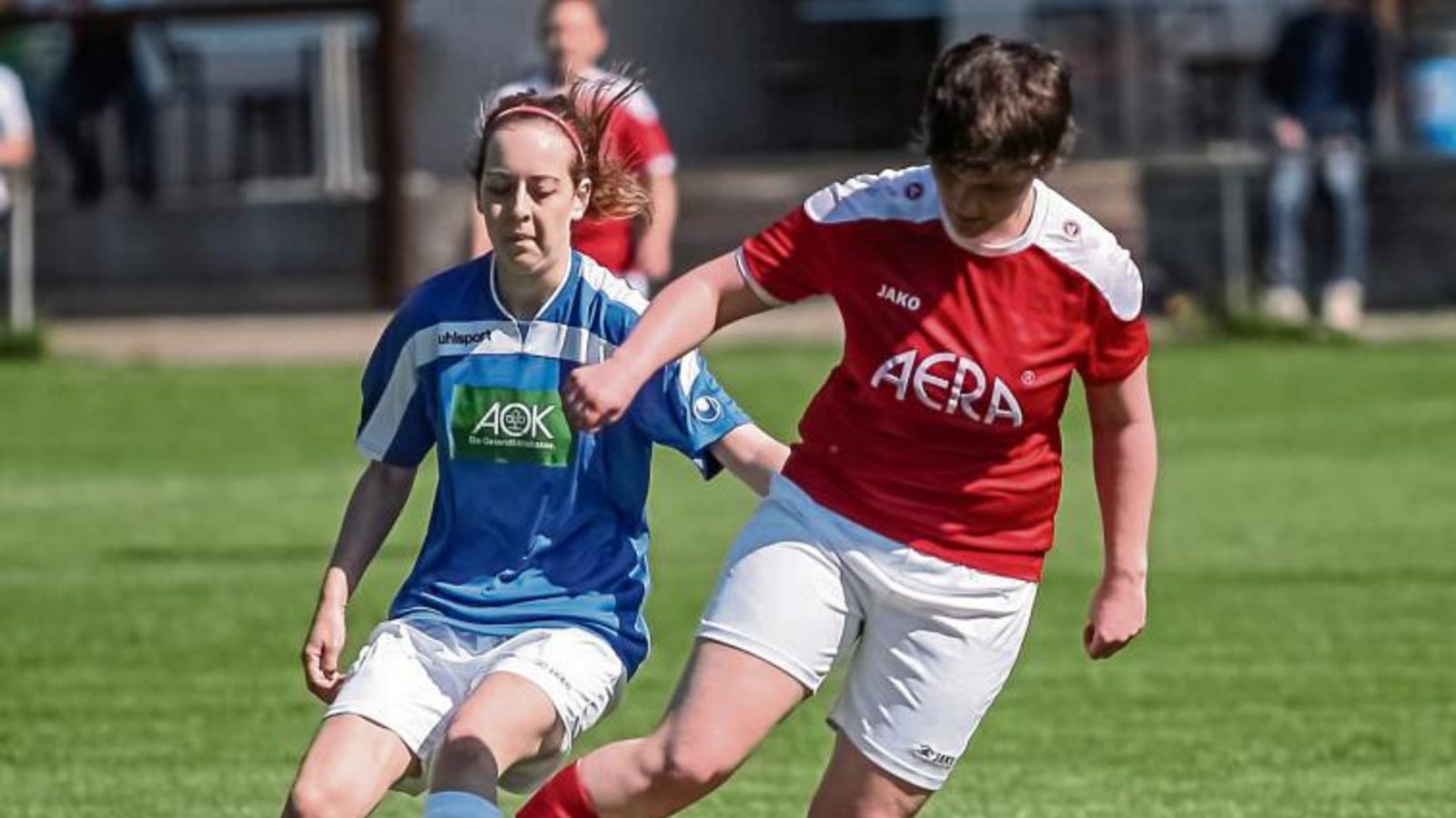 Horrheims Henrike Reinsch (rechts) behauptet den Ball gegen Lisa Pötzsch von der SGM Häfnerhaslach/Sternenfels. Foto: Simecek