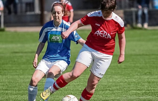 Horrheims Henrike Reinsch (rechts) behauptet den Ball gegen Lisa Pötzsch von der SGM Häfnerhaslach/Sternenfels. Foto: Simecek